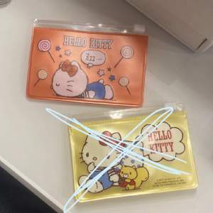 Hellokitty mynt plånbok, köpt i Thailand🤍 guldiga e lite använd men syns inte🤍 DMA för fler frågor!!