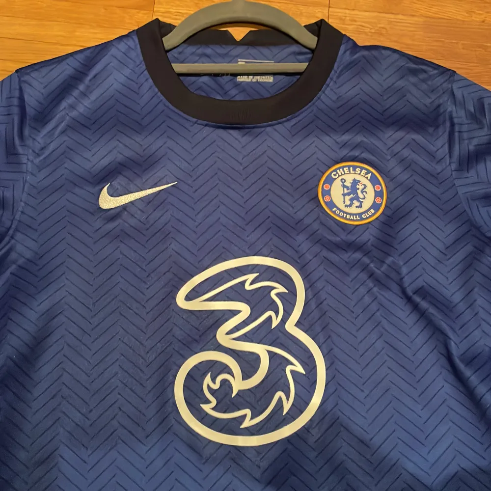 En Chelsea matchtröja från säsongen 2020/21 när de vann Champions League. Tröjan är för barn (XL) men funkar för vuxna (S). T-shirts.