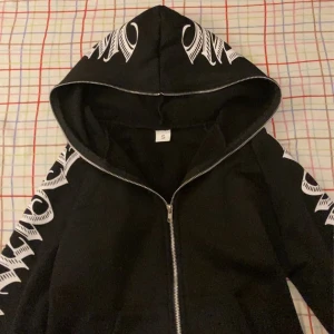 Svart y2k zip up hoodie - Köpt ifrån aliexpress, förutom att jag själv har provat den så är den aldrig använd. Säljer pågrund av att den är lite för liten på mig Har du några frågor så fråga på ☺️