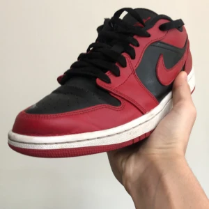 Jordan 1s  - Reverse breds lows 👟Storlek 41. Kommer tyvärr inte i original lådan men jag har en ersättning om man vill ha. 8/10 kondition. Skriv för mer bilder . Köpare betalar för frakt 📦Kan gå ner vid snabb affär. Betalning sker genom Swish.