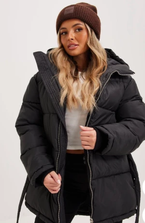 Nelly Puffer jacket  - Jag köpte denna i vintras men den har endast kommit till användning två gånger:/ den är så fin men passar ej min stil och därför säljs den. Nypris är 799kr. OBS- den är lite overzized  