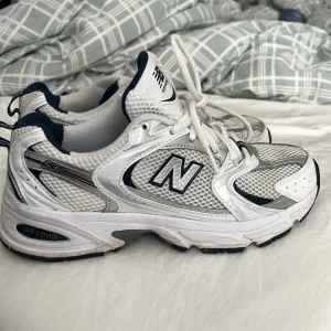 New Balance sneakers  - Newbalance sneakers, mycket lite använda!  Storlek 37,5  Nypris: 1200kr Mitt pris: 600kr  Köpare står för eventuell frakt:)  Pris går att diskutera! 