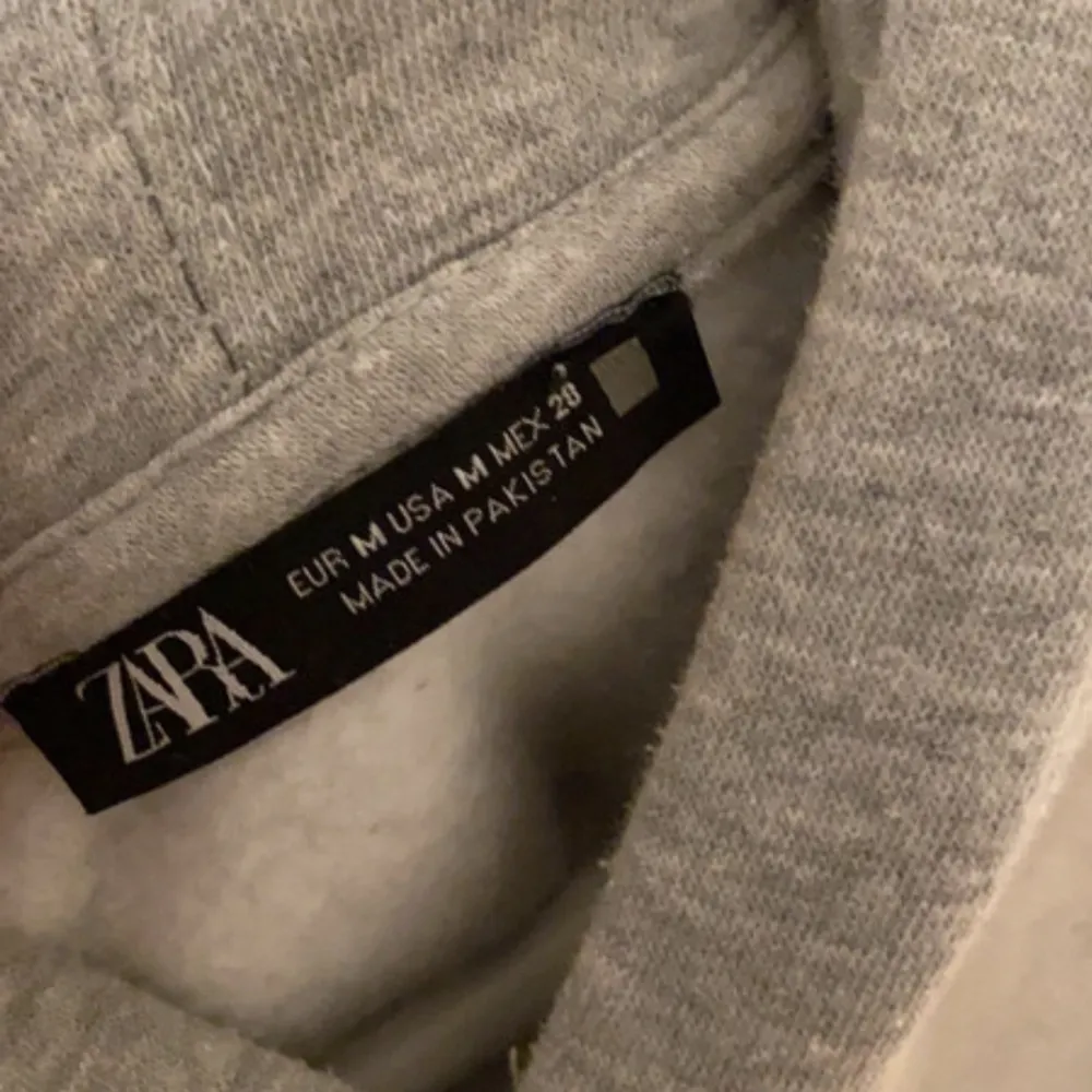 Mjuk hoodie från Zara med luva och två slitsar på sidorna. Säljer för att den är lite för mig nu. Använt ett få antal gånger och skicket är väldigt fint. . Hoodies.