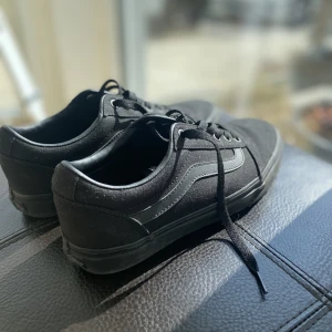 Vans old skool  - Säljes svarta vans skateskor storlek 39, använda två gånger och är i nyskick
