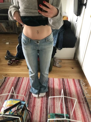 Miss Sixty lowrise - ”Extra low” miss sixty jeans i storlek 31! Jag är 1,58cm😊😊 så jävla snygga men liiite stora på mig tyvärr.. toppen skick 👍 Midjemått - 38cm rakt över Innerbenslängd: ca 76cm