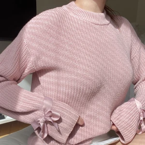 Stickad tröja perfekt skick - Ej ull så perfekt även för sommarkvällar och året runt! Knappt använd - perfekt skick