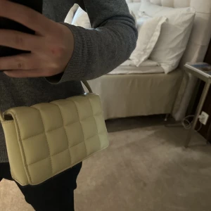 Liten väska  - En gul trendig liten väska som  passar perfekt nu inför vår och sommar! Färgen är väldigt fin och storleken är perfekt. Använt 1 gång , köptes för 399kr och säljer för 199kr