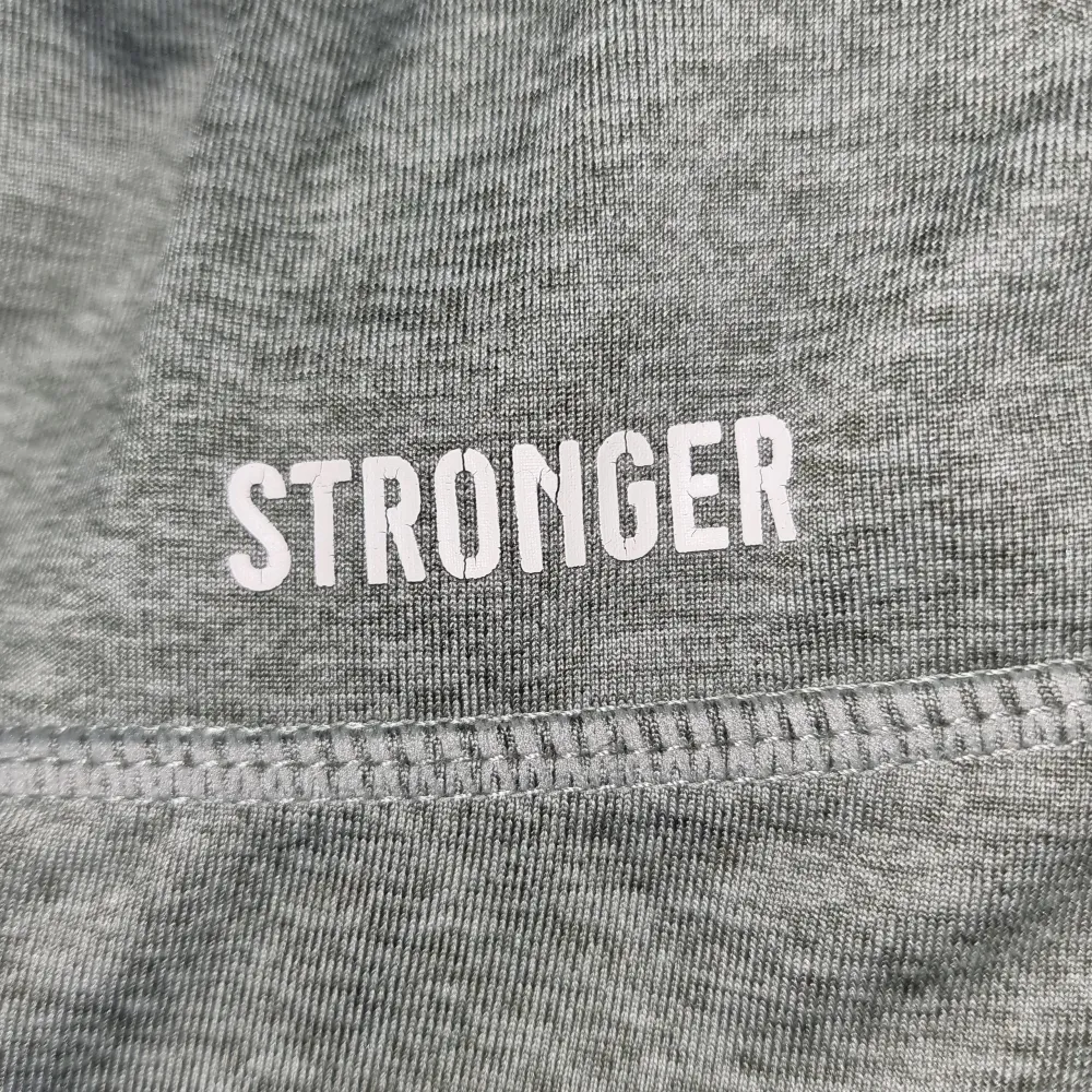 Grå Stronger byxa där färgen är lite avskavd bak på benet. Storlek SMALL. Jeans & Byxor.