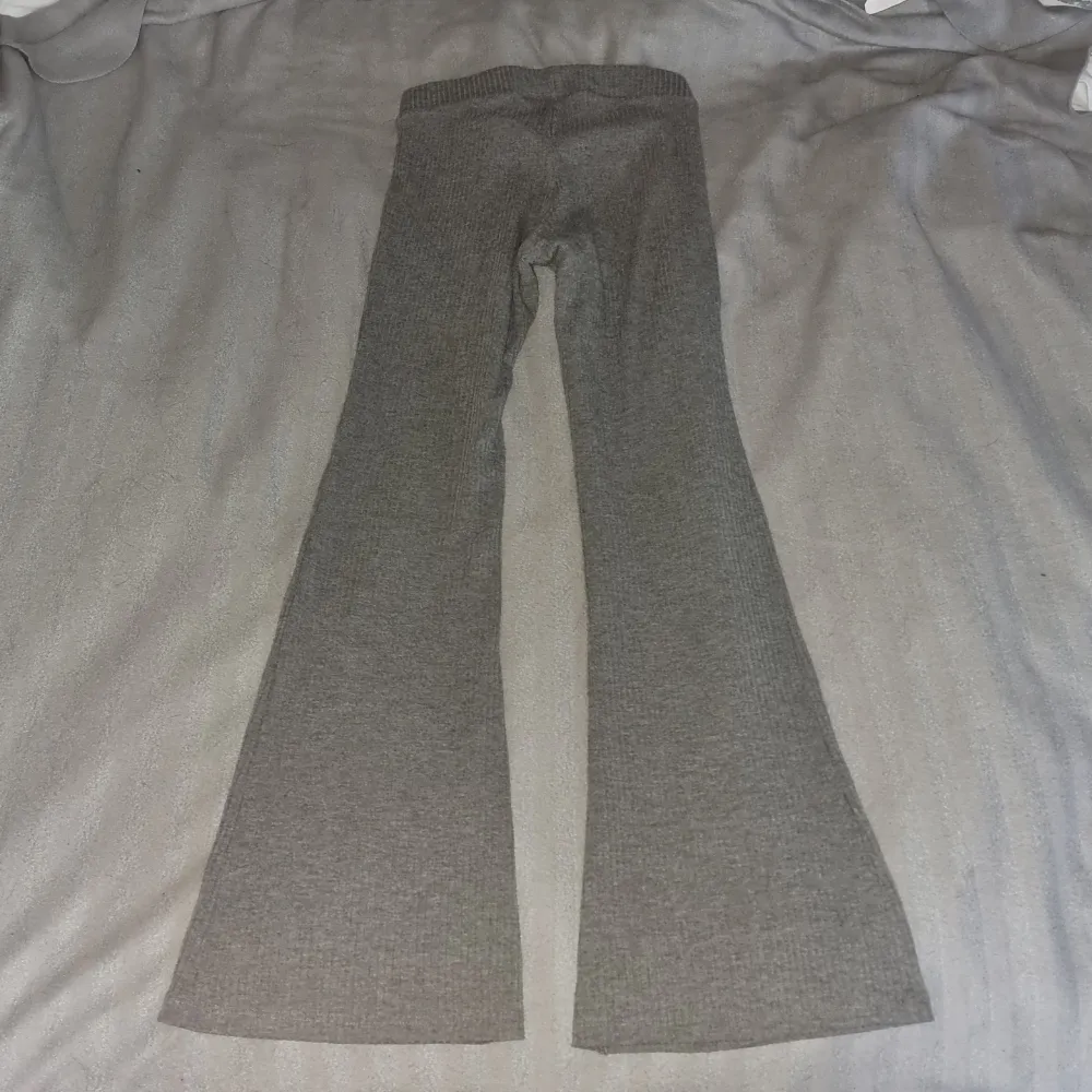 Grå ribbad byxa med lite utsvängda ben. EUR 158 UK 12-13Y. Jeans & Byxor.