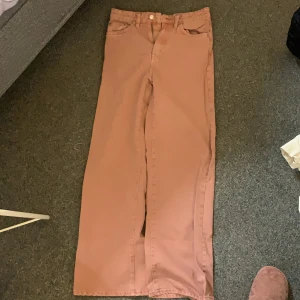 Jeans - Säljer rosa jeans i ny skick( frakt ingår ej i priset)