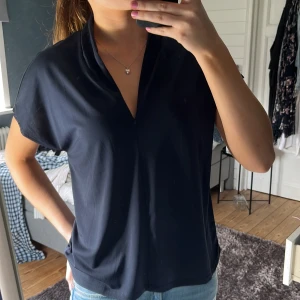 Marinblå topp.  - Fin blus/topp ifrån hm. Fint skick, bra material 💙💙