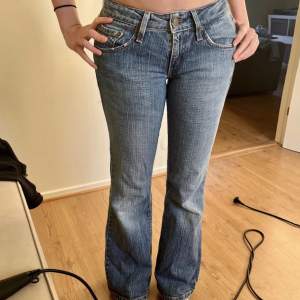 Säljer dessa otroligt fina lågmidjade bootcut Levis jeansen!💗✨de har en fläck på bakfickan men absolut inget märkvärdigt😊midjemått: 38cm innerbenslängd:81cm