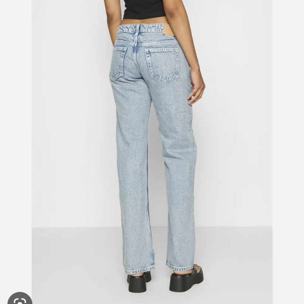 Säljer mina as snygga Weekday jeans i modellen arrow för att de tyvärr blivit för korta för mig! De är i färgen summer blue och storlek 27/30. Skriv för fler bilder💗. Jeans & Byxor.