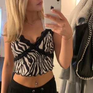 Linne - Säljer detta mönstrade linne med spetsband i storlek xs💞