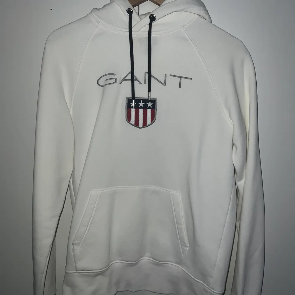 Säljer min Gant hoodie storlek S som jag använt få gånger. . Hoodies.