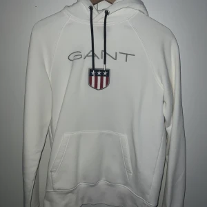 Vit Gant hoodie - Säljer min Gant hoodie storlek S som jag använt få gånger. 