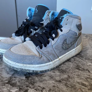 Air jordan 1 mid SE - Ett par jordan 1 mid använda används inte längre pga för små Normalpris är ca 1500kr. Pris kan sänkas. Box ingår inte.