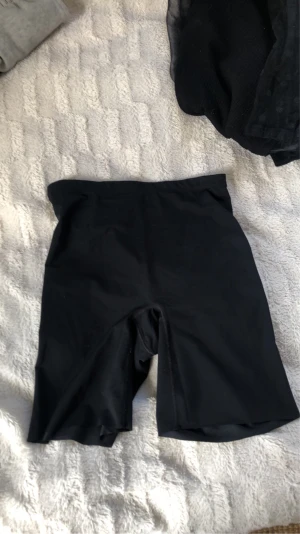 Shapewear - Fin shapewear som är perfekt under alla plagg om du vill känna dig lite extra snygg. Söker eftersom jag har väldigt många, plagget är köpt på Nelly men är från Lindex😊 Aldrig använd Pris kan diskuteras