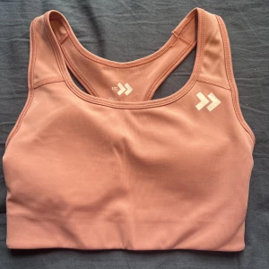 Sport bh - Säljer sport bh från lager då den är för liten💕den är mera smuts rosa i verkligheten så gott som ny❤️❤️