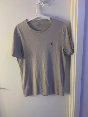 Ralph lauren tröja  - Den har blivit liten på mig så har ingen användning av den, köparen står för frakt 😃