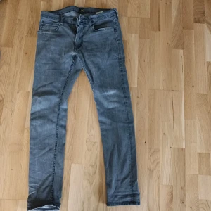 Lee Luke jeans w32 L32 - Mkt snygga gråsvarta Jeans i strechig denim. Tajta rock jeans.