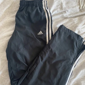 Adidas trackpants - Ett par Adidas trackpants i storlek S som är använda men i fint skick🫶🏼. Köpta second hand och säljs då det inte används. Skriv för fler bilder 💕