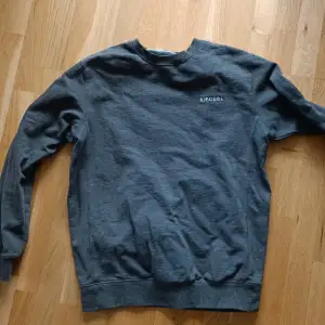 Otroligt fräsch tröja från Rip Curl. Tvättad endast en gång så helt i nyskick. Storlek M men kan passa en L med 