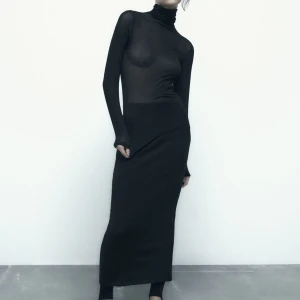 Fin svart kjol🖤 - Jättefin svart kjol från zara, perfekt inför sommaren🖤är storlekar XL men sitter som M