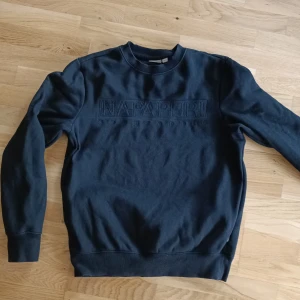 Napujiri sweater crewneck  - Svart sweatshirt i fint skick från Napujiri. Storlek M. Tvättad kanske 6ggr