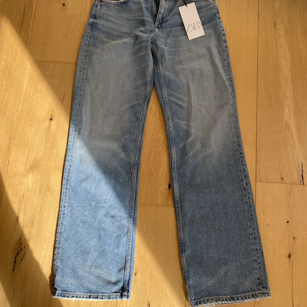 Helt nya jeans från Zara, aldrig använda. Medelhög midja och rak i modellen.. Jeans & Byxor.