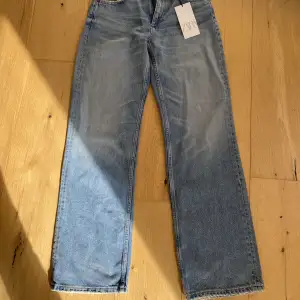 Helt nya jeans från Zara, aldrig använda. Medelhög midja och rak i modellen.