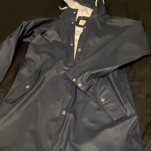 Regnkappa  - En regnkappa från 157 mörkblå typ har knappt använt den. 