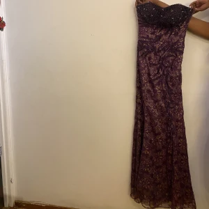 BALKLÄNNING  - En perfekt bal klänning! Som endast andvänts en gång och är i toppen skick.