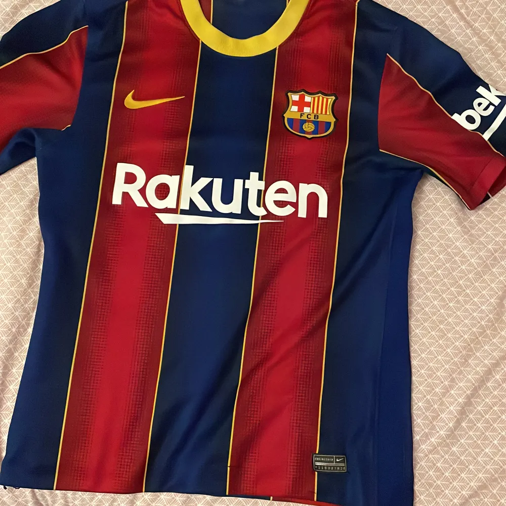 Barcelona t-shirt helt ny jag har två styckena samma t-shirt samma storlek . . T-shirts.