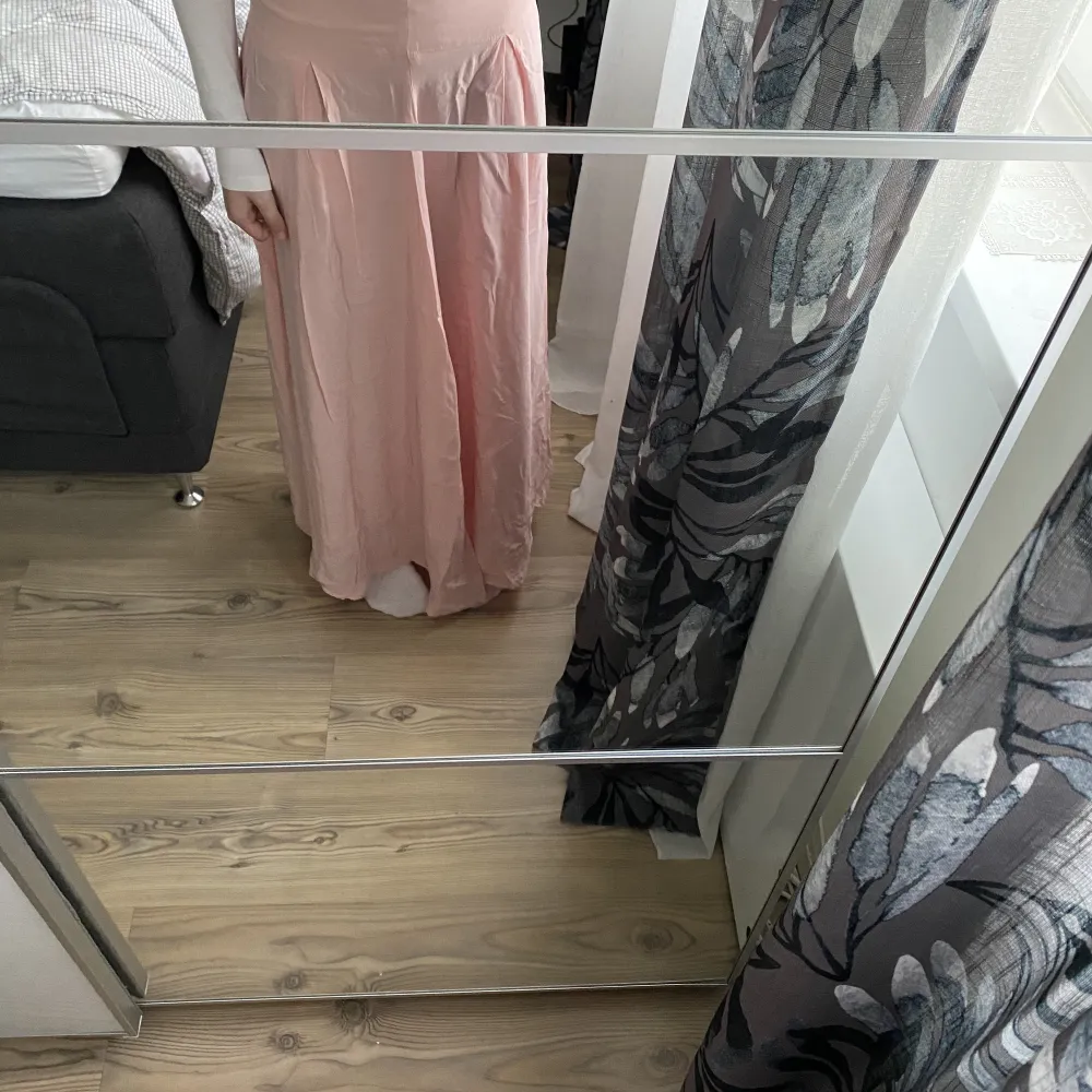 En fin sommrig kjol. Väldigt fin och skön, knappt använd. . Hameet.