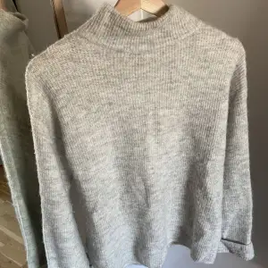 Stickad grå tröja med alpackaull. Från NA-KD, nypris 699kr