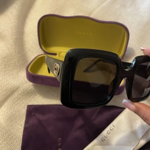 Gucci solglasögon  - äkta gucci solglasögon sparsamt använda allt på bilden meddöljer vid köp nypris ca 4000