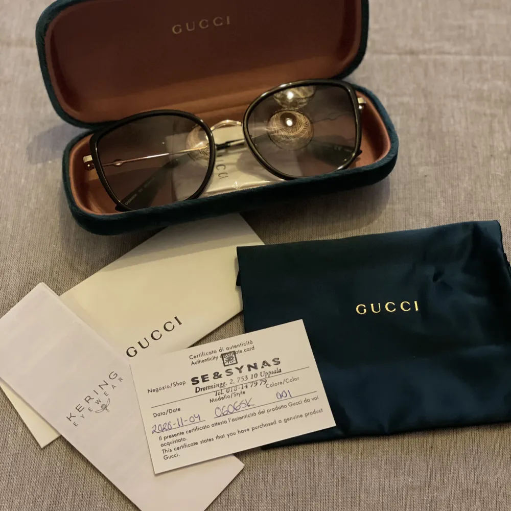 Säljer Gucci solglasögon då dom tyvärr är lite förstora. Inköpta 2020, men bara använda 2-3 gånger. Äkthets bevis finns, modell 0606SK i färg 001 (svart/guld) storlek 56-19. Nypris 3850kr, Oanvänd putsduk samt fodral/siden påse medföljer . Accessoarer.