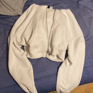 Kroppad Kofta - Kroppad kofta med luva från hm i storlek xs. Säljes pga för liten i storlek