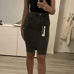 Jeans kjol Vero Moda - Oanvänd jeans kjol från Vero Moda i storlek XS