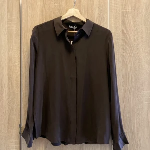 Sidenskjorta WERA - Jättefin tunn skjorta som jag tyvärr inte har fått användning för. Prislappen sitter kvar. Nypris 800kr. Bild 2 lånad från Åhléns hemsida.