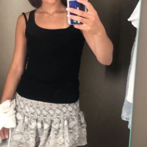 Svart linne - Säljer detta fina svarta linne som liknar zara linnet men inte kommer till användning! Kom privat för fler bilder och frågor💕