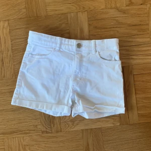Vita jeansshorts - Väldigt bra skick då dom inte använts så mycket! 50kr+frakt!💗 från h&m!