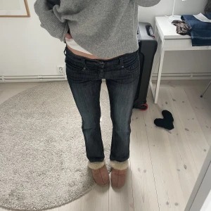Vintage bootcut - Ett par perfekta utsvängda jeans i en snygg tvätt! Köpta second hand💞jag är 172cm och har vanligtvis storlek 38