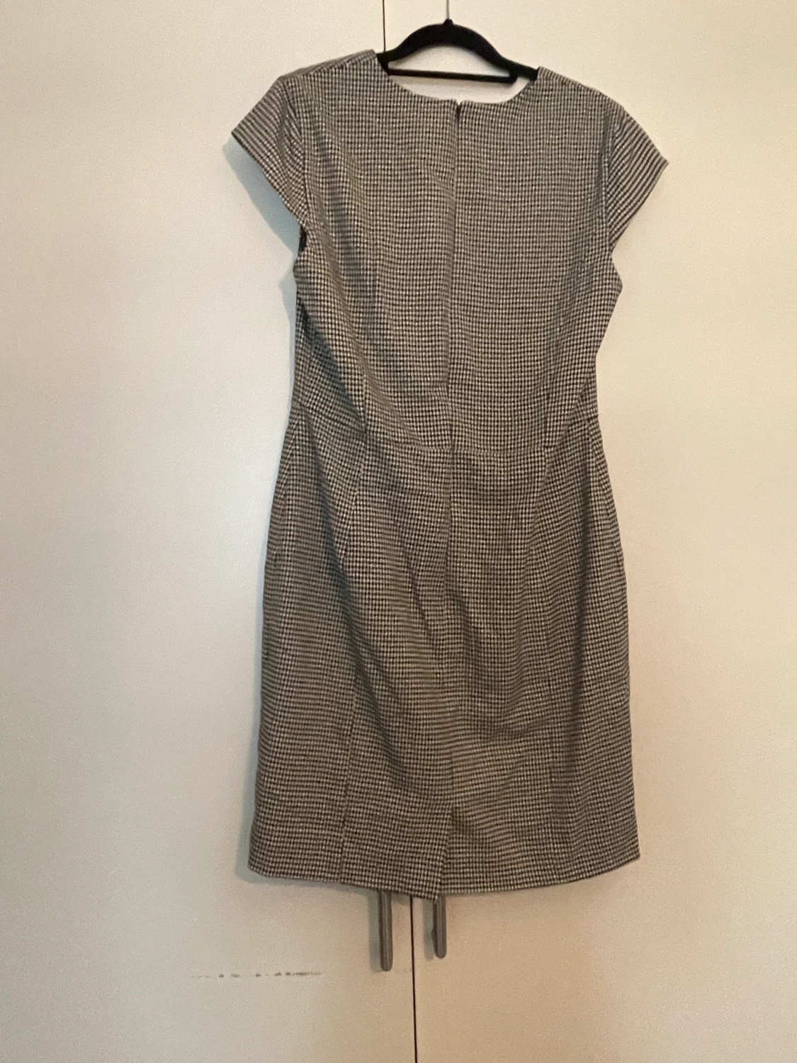 Svarvit klänning i hundtandsmönster - 90