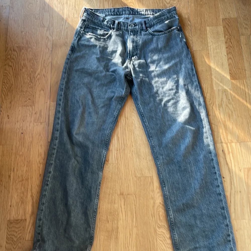 Snygga baggy jeans. Säljer på grund av inte helt min stil längre. Använda men bra skick. Skriv för fler frågor och pris kan diskuteras!. Jeans & Byxor.