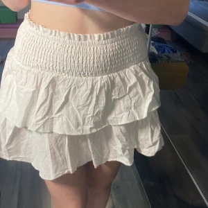 Vit volangkjol - Säljer denna fina volangkjolen från Shein. Aldrig andvänd och i jättebra skick. Priset kan diskuteras.