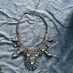 Silvrig halsband  - Några stenar är borta men syns inte och festlig halsband 