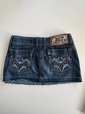 Snygg mini vintage kjol - Köpte denna snygga kjol på plick men den passade tyvärr inte. Den är i väldigt bra skick! Köparen står för frakten!