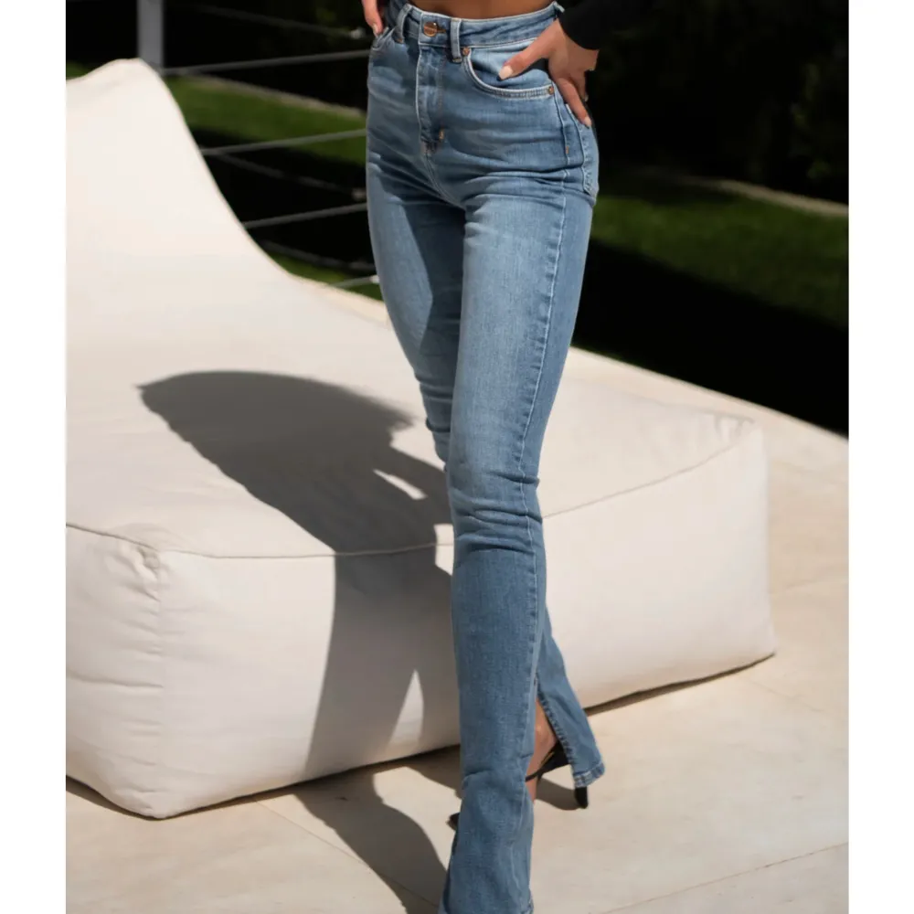 Säljer ett par riktigt långa jeans från odenim då de har blivit för små för mig. Storlek 36L och inköpta 2021, är även uppsprättade vid benen. Nypris 1599, säljs för 499💓. Jeans & Byxor.